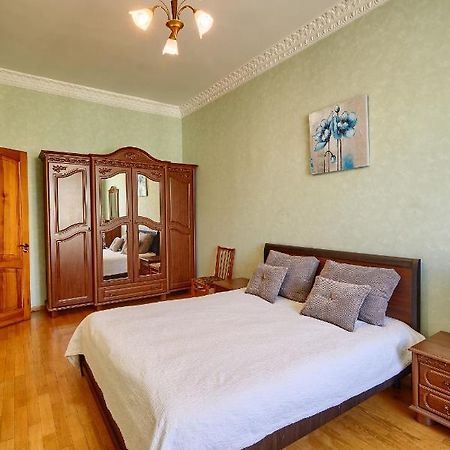 Apartment Near Lva Tolstoho Square 키예프 외부 사진