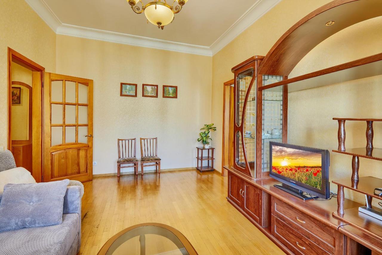 Apartment Near Lva Tolstoho Square 키예프 외부 사진