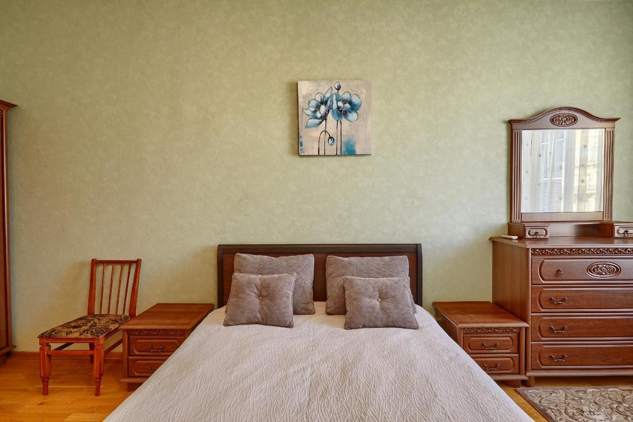 Apartment Near Lva Tolstoho Square 키예프 외부 사진