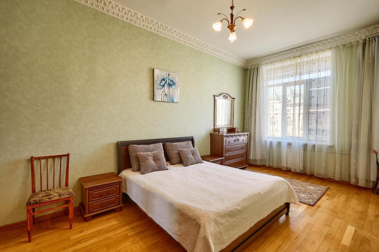 Apartment Near Lva Tolstoho Square 키예프 외부 사진