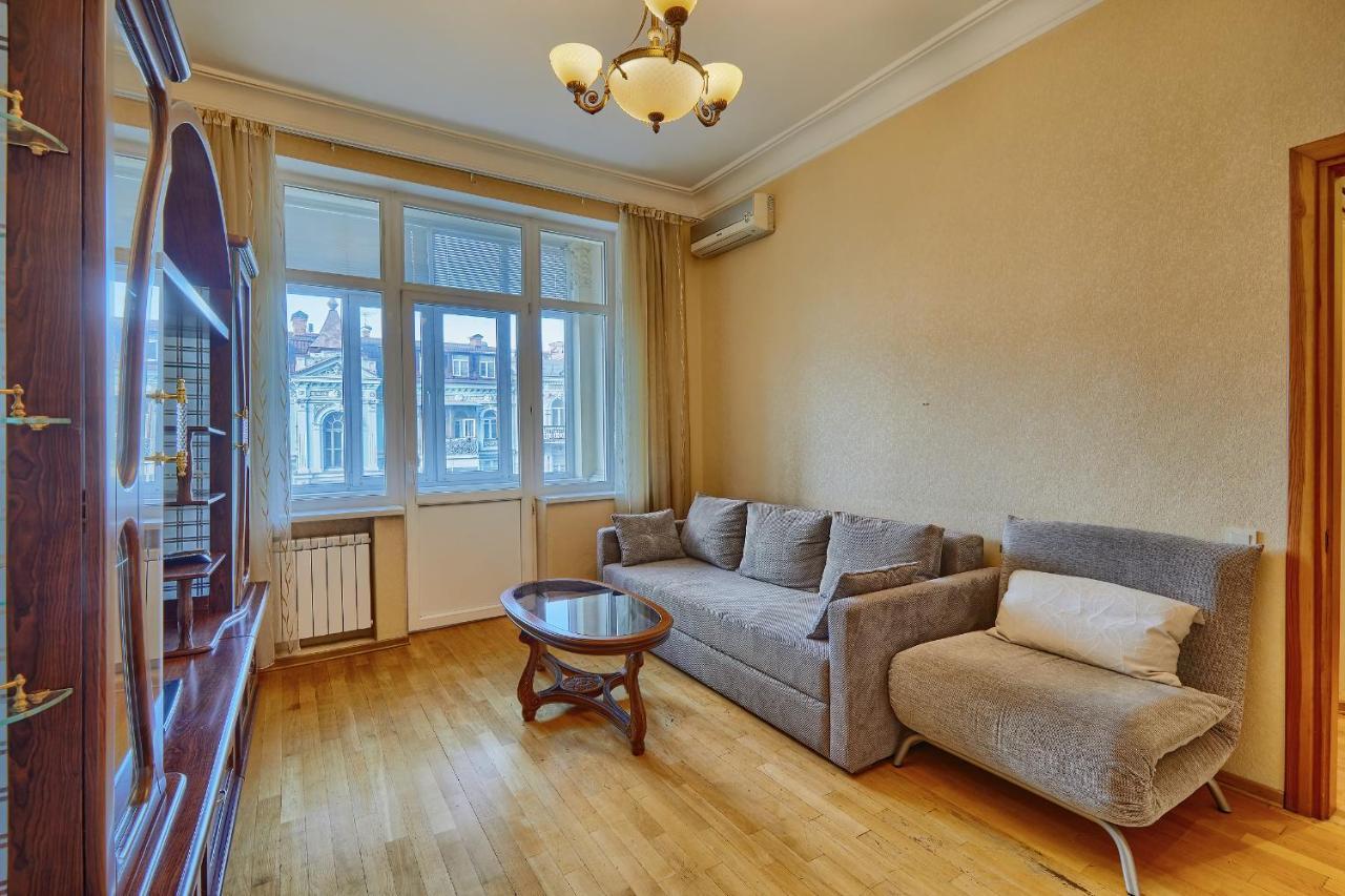 Apartment Near Lva Tolstoho Square 키예프 외부 사진