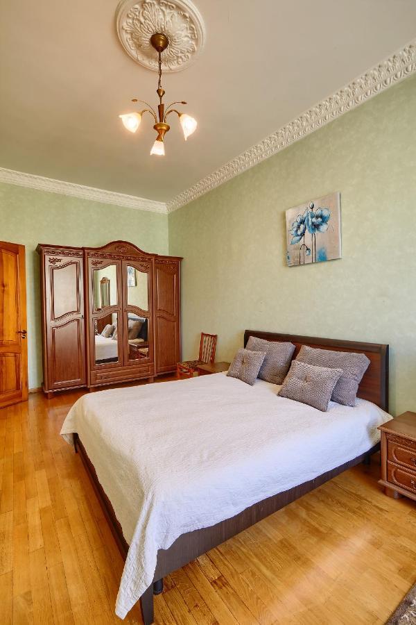 Apartment Near Lva Tolstoho Square 키예프 외부 사진