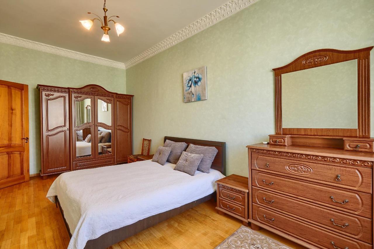 Apartment Near Lva Tolstoho Square 키예프 외부 사진